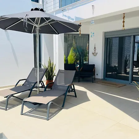 The Villa, Perigiali - Luxury Beachfront 니드리