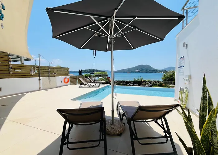 The Villa, Perigiali - Luxury Beachfront ヴィラ ニドリ